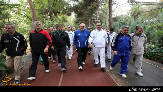 وزیر و ورزش صبحگاهی در پارک ملت