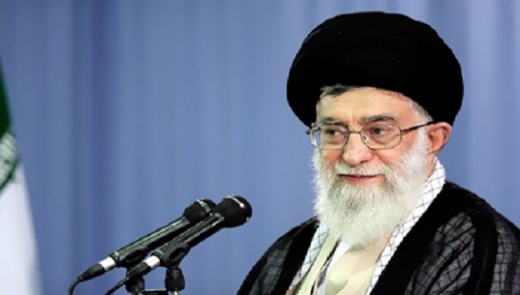 جلوگیری رهبر بزرگوار انقلاب از دستبوسی